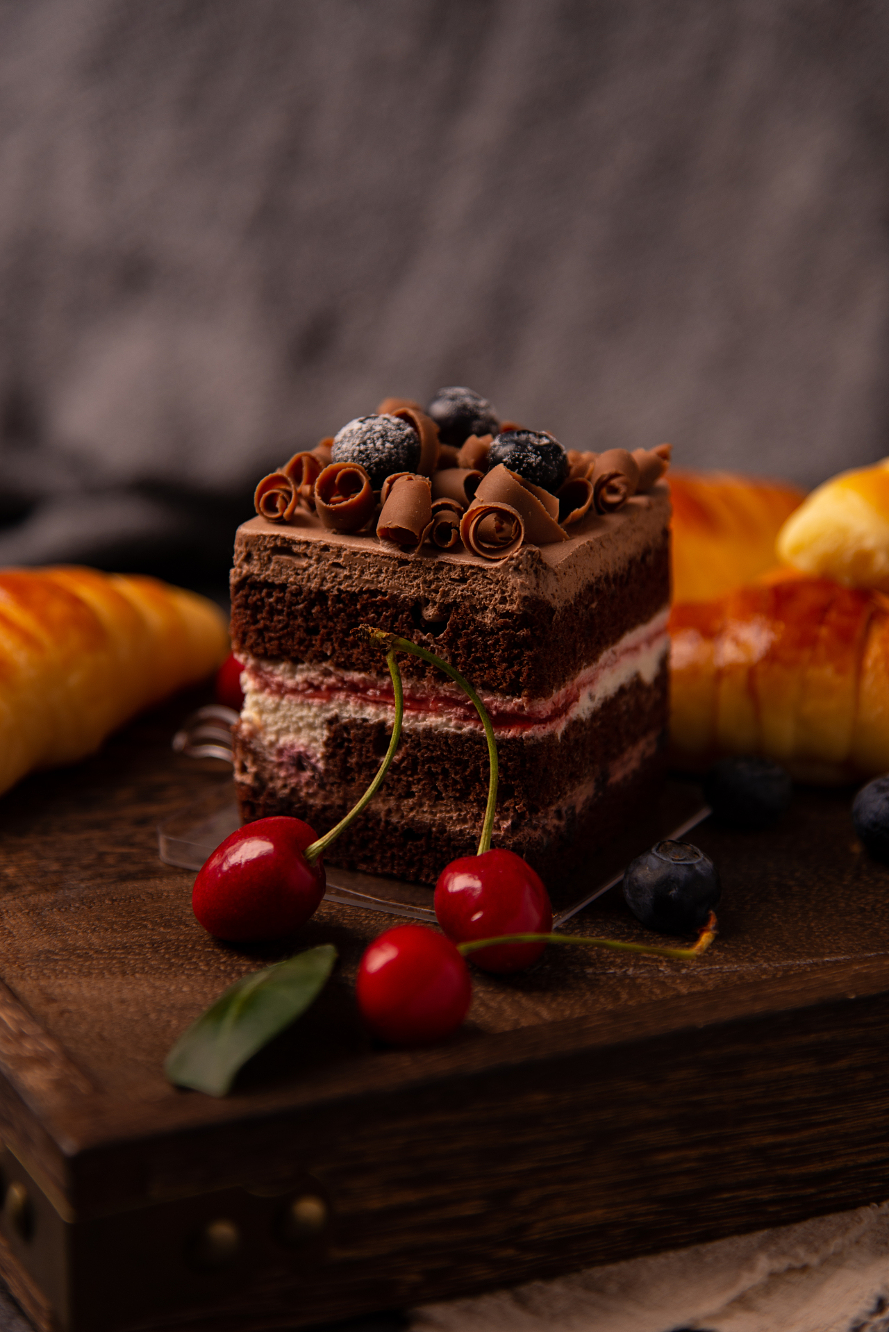 暗調靜物 馬卡龍、蛋糕與面包的數碼產品攝影美學